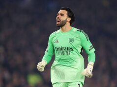 David Raya potešil mladého fanúšika Arsenalu elegantným gestom po víťazstve v Brightone Fanúšik Arsenalu sa odfotil s rukavicou Davida Raya z Arsenalu po zápase Premier League medzi Brighton & Hove Albion a...