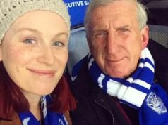 Dcéra futbalovej legendy Steva Mortimera s demenciou prezradila dve slová, ktoré si želá, aby im rozumel Erin Mortimer hovorila o problémoch, ktorým čelila jej rodina pri starostlivosti o svojho otca Stevena (na spoločnom obrázku), ktorému v roku 2021 diagnostikovali demenciu.