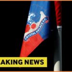 Dean Henderson z Crystal Palace sleduje zápas Premier League medzi Manchestrom United a Crystal Palace na Old Trafford 1. marca...