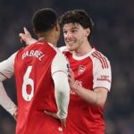 Declan Rice hovorí s Gabrielom