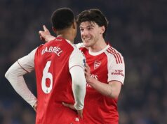 Declan Rice a Gabriel spomedzi ôsmich hráčov Arsenalu chýbajú na tréningu pred Mansfieldom Declan Rice hovorí s Gabrielom