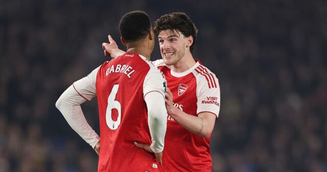 Declan Rice hovorí s Gabrielom