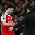 Declan Rice z Arsenalu komunikuje s Mikelom Artetom, manažérom Arsenalu, keď odchádza z ihriska po vystriedaní počas zápasu Premier League medzi Arsenalom a Chelsea na Emirates Stadium 1. marca 2026 v Londýne, Anglicko.