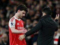 Declan Rice ponúka aktualizáciu dvoch slov po zranení hviezdy Arsenalu proti Chelsea Declan Rice z Arsenalu komunikuje s Mikelom Artetom, manažérom Arsenalu, keď odchádza z ihriska po vystriedaní počas zápasu Premier League medzi Arsenalom a Chelsea na Emirates Stadium 1. marca 2026 v Londýne, Anglicko.