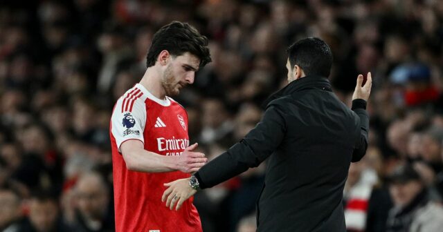 Declan Rice ponúka aktualizáciu dvoch slov po zranení hviezdy Arsenalu Declan Rice z Arsenalu komunikuje s Mikelom Artetom, manažérom Arsenalu, keď odchádza z ihriska po vystriedaní počas zápasu Premier League medzi Arsenalom a Chelsea na Emirates Stadium 1. marca 2026 v Londýne, Anglicko.