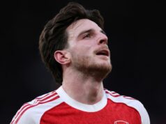 Declan Rice prináša aktualizáciu dvoch slov po zranení hviezdy Arsenalu pri výhre Chelsea Declan Rice utrpel strach zo zranenia pri výhre Arsenalu nad Chelsea