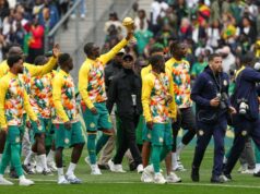 Defiant Senegal vystavuje trofej AFCON predtým, ako v priateľskom zápase porazí Peru lightbox-info