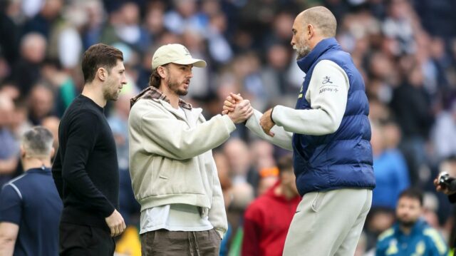 Hlavný tréner Tottenhamu Igor Tudor so zranenými Benom Daviesom a Jamesom Maddisonom pred porážkou Premier League s Nottingham Forest