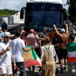 Demonštranti zablokovali autobus iránskeho ženského futbalového tímu na ceste na letisko | Newsfeed