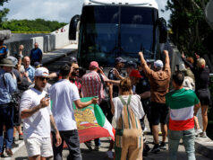 Demonštranti zablokovali autobus iránskeho ženského futbalového tímu na ceste na letisko | Newsfeed Demonštranti zablokovali autobus iránskeho ženského futbalového tímu na ceste na letisko | Newsfeed