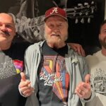 Vo veku 74 rokov zomrela wrestlingová legenda Dennis 'Loverboy' Condrey (v strede)