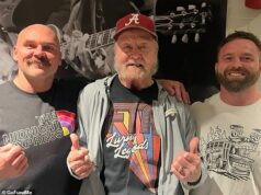 Dennis Condrey, wrestlingová legenda a ikonický člen The Midnight Express, zomrel vo veku 74 rokov Vo veku 74 rokov zomrela wrestlingová legenda Dennis 'Loverboy' Condrey (v strede)