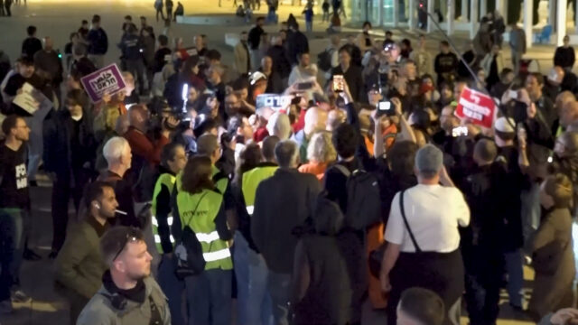 Desiatky zadržaných v Tel Avive, keď sa protivojnový protest stal Desiatky zadržaných v Tel Avive, keď sa protivojnový protest stal násilným | Americko-izraelská vojna proti Iránu