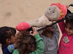 Deti v Gaze počas hry zrekonštruujú pohrebný sprievod | Slučka Deti v Gaze počas hry zrekonštruujú pohrebný sprievod | Slučka