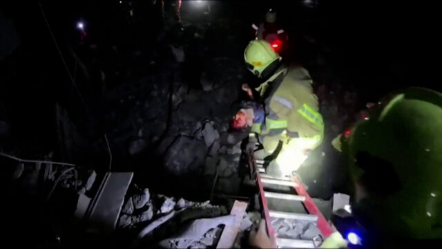 Dieťa medzi tými, ktorí prežili, vytiahli z trosiek americko-izraelského útoku v Iráne | Newsfeed
