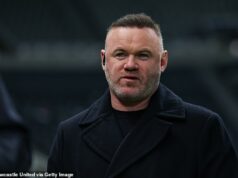 Diváci s orlími očami si všimnú drzú reakciu Wayna Rooneyho na porážku Liverpoolu – a nie je to prvýkrát, čo mal kopačky na úkor The Reds! Wayne Rooney nedokázal zadržať úsmev, keď počul, že Liverpool prehral 1:0 na ihrisku Galatasaray