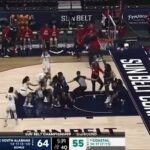 Do konca štvrtej štvrtiny zostávalo menej ako šesť minút, keď Cordasia Harris z Južnej Alabamy a Tracey Hueston z Coastal Carolina začali bojovať pod košom v Pensacole.