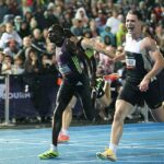 Na snímke: Moment, v ktorom Lachlan Kennedy (vpravo) v sobotu večer pri súboji na 200 m na stretnutí Maurie Plant Meet v Melbourne zavesil Gout Gout na miesto.