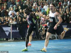 Dna Dna sa OPÄŤ prevalcuje podguráženým austrálskym rivalom Lachlanom Kennedym vo veľkom vare – ako tínedžer odhaľuje bizarný kúsok blingu Na snímke: Moment, v ktorom Lachlan Kennedy (vpravo) v sobotu večer pri súboji na 200 m na stretnutí Maurie Plant Meet v Melbourne zavesil Gout Gout na miesto.