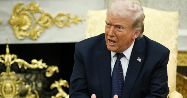 Donald Trump po vyhrážkach bojkotom vyhlásil strohý verdikt Iránu na Donald Trump gestá