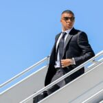Kylian Mbappe vystupuje z lietadla