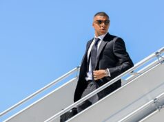 Dôvod Kylian Mbappe odletel do Francúzska po odmietnutí ponuky Realu Madrid uprostred problémov s dôverou Kylian Mbappe vystupuje z lietadla