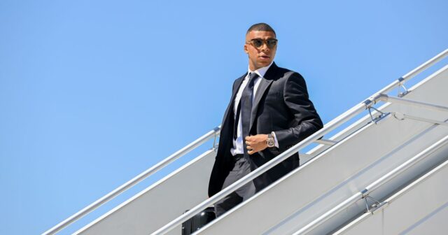 Kylian Mbappe vystupuje z lietadla