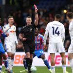 Dráma s červenou kartou v Leedse, keď rozhodca urobil trápnu chybu v zápase Crystal Palace