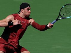Draper bude pokračovať v obrane Indian Wells proti Djokovičovi Cameron Norrie v modro-oranžovom tričku oslavuje svoje víťazstvo proti Alexovi de Minaur úsmevom a natiahnutím oboch rúk vedľa seba