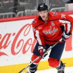 Ducks získajú veterána obrancu Johna Carlsona v obchode s Capitals