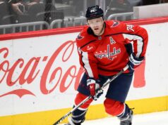Ducks získajú veterána obrancu Johna Carlsona v obchode s Capitals Ducks získajú veterána obrancu Johna Carlsona v obchode s Capitals