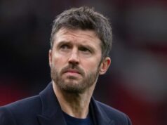 Duo z Man Utd vynechalo cestu do Newcastlu pre zranenie, ale dve hviezdy sa zotavili z úderov na začiatku MANCHESTER, ANGLICKO - 1. marca: Manažér Manchestru United Michael Carrick počas zápasu Premier League medzi Manchestrom United a Crystal Palace na Old Trafford 1. marca 2026 v Manchestri v Anglicku. (Foto: Visionhaus/Getty Images)