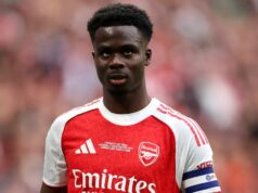 Dva dôvody Bukayo Saka pre neúčinkovanie v Arsenale, ako sa zhodujú Gary Lineker a Alan Shearer Bukayo Saka sa pozerá