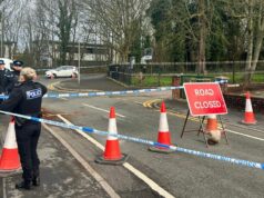 Dvaja zatknutí pri útoku na golfový klub Huyton, keď muža zbadali na zemi „zakrvaveného“. Dvaja muži boli zatknutí