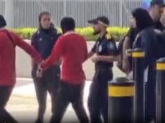 Dve tváre tyranie: Jednu museli odtiahnuť do autobusu, ktorý ju odviezol späť do iránskeho zlého režimu. Druhým je usmievajúci sa mladík, ktorý chcel zostať – ale potom urobil NEMYSLITEĽNÉ Afsaneh Chatrenoor je ťahaný smerom k čakajúcemu autobusu jedným iránskym hráčom, ďalší tesne za ním, keď 27-ročného mladíka ťahajú, aby nakoniec chytil lietadlo z Austrálie.