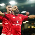 Bryan Mbeumo z Manchestru United vpredu oslavuje s Benjaminom Seskom