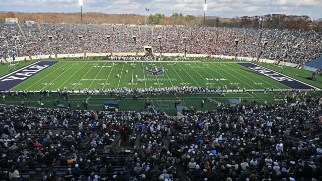 E-maily tvrdia, že Yale použil nelegálne nahrávanie, aby vytlačil trénera sily
