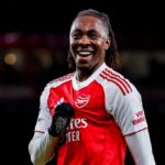 Eberechi Eze oslavuje gól za Arsenal