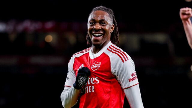 Eberechi Eze oslavuje gól za Arsenal