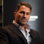 Prezident UFC Dana White (vľavo) a boxerský promotér Eddie Hearn v diskusii v The O2 v Londýne. Dátum obrázka: sobota 19. marca 2022. (Foto: Kieran Cleeves/PA Images cez Getty Images)