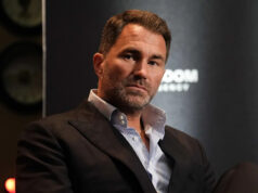 Eddie Hearn vidí chystajúcu sa „revolúciu“, plánuje podpísať ďalších bojovníkov UFC: „Bude to veľmi, veľmi zaujímavé“ Prezident UFC Dana White (vľavo) a boxerský promotér Eddie Hearn v diskusii v The O2 v Londýne. Dátum obrázka: sobota 19. marca 2022. (Foto: Kieran Cleeves/PA Images cez Getty Images)