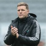 Eddie Howe tlieska fanúšikom po záverečnom hvizde počas zápasu Premier League medzi Newcastlom United a Sunderlandom v St. James's Park.