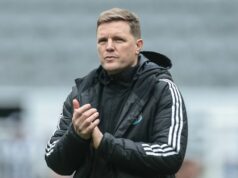 Eddie Howe pod hrozbou ako generálny riaditeľ Newcastlu prehovorí po dvojhodinovom stretnutí Eddie Howe tlieska fanúšikom po záverečnom hvizde počas zápasu Premier League medzi Newcastlom United a Sunderlandom v St. James's Park.