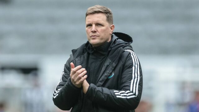 Eddie Howe tlieska fanúšikom po záverečnom hvizde počas zápasu Premier League medzi Newcastlom United a Sunderlandom v St. James's Park. 