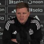 NEWCASTLE UPON TYNE, ANGLICKO – 10. marca: Eddie Howe, manažér Newcastle United, hovorí pre médiá na tlačovej konferencii po zápase počas 16. kola zápasu Ligy majstrov UEFA 2025/26 medzi Newcastle United FC a FC Barcelona v St James' Park 10. marca 2026 v Newcaste v Tyne v Anglicku. (Foto Julian Finney – UEFA/UEFA cez Getty Images)