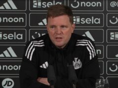 Eddie Howe sa vracia k Alanovi Shearerovi, Royovi Keaneovi a Wayneovi Rooneymu kvôli „bizarnému“ rozhodnutiu NEWCASTLE UPON TYNE, ANGLICKO – 10. marca: Eddie Howe, manažér Newcastle United, hovorí pre médiá na tlačovej konferencii po zápase počas 16. kola zápasu Ligy majstrov UEFA 2025/26 medzi Newcastle United FC a FC Barcelona v St James' Park 10. marca 2026 v Newcaste v Tyne v Anglicku. (Foto Julian Finney – UEFA/UEFA cez Getty Images)