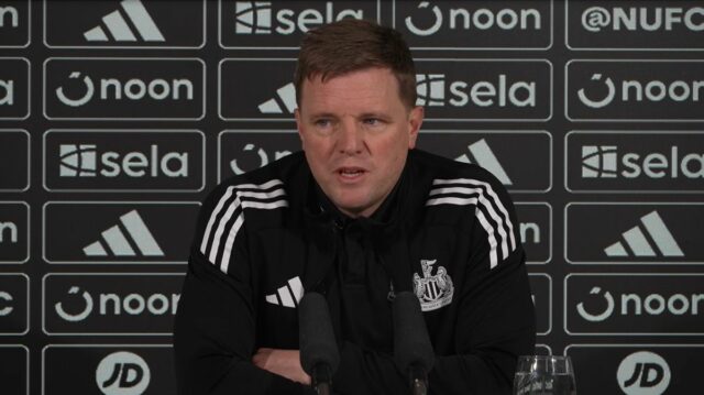 NEWCASTLE UPON TYNE, ANGLICKO – 10. marca: Eddie Howe, manažér Newcastle United, hovorí pre médiá na tlačovej konferencii po zápase počas 16. kola zápasu Ligy majstrov UEFA 2025/26 medzi Newcastle United FC a FC Barcelona v St James' Park 10. marca 2026 v Newcaste v Tyne v Anglicku. (Foto Julian Finney – UEFA/UEFA cez Getty Images)