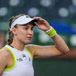 Elena Rybakina si po rozcvičke s Elinou Svitolinovou na semifinálový zápas na turnaji BNP Paribas Open v Indian Wells v Kalifornii v piatok 13. marca 2026 upravila šilt.