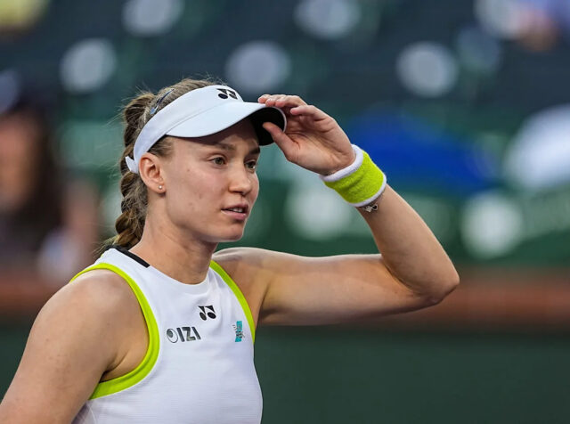 Elena Rybakina porazila Elinu Svitolinovú a postúpila do finále Indian Elena Rybakina si po rozcvičke s Elinou Svitolinovou na semifinálový zápas na turnaji BNP Paribas Open v Indian Wells v Kalifornii v piatok 13. marca 2026 upravila šilt.
