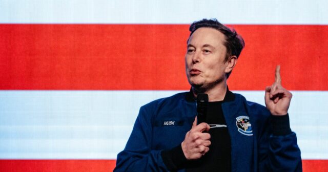 Elon Musk, výkonný riaditeľ spoločnosti Tesla Inc., hovorí na radnici America PAC pred voľbami najvyššieho súdu vo Wisconsine v KI Convention Center v Green Bay.